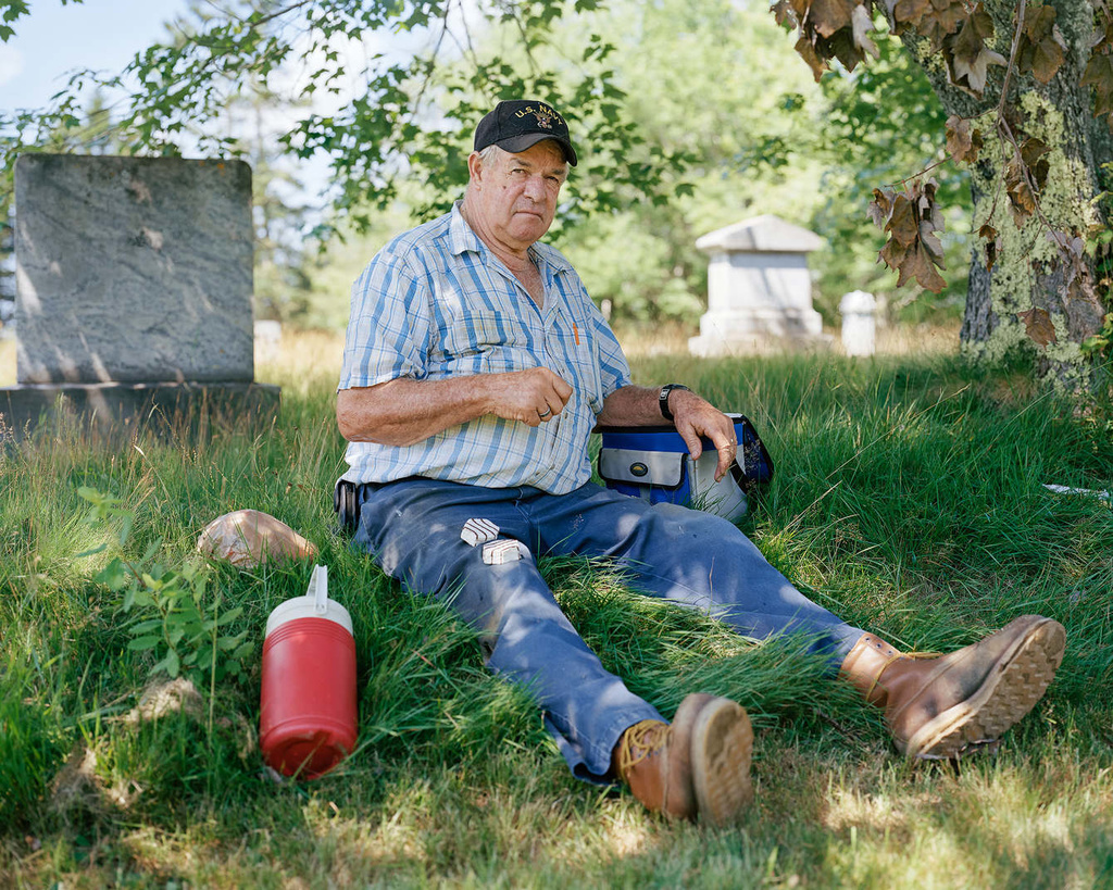 photo of Everard Hall eating lunch in a cemetery (photo credit: Dessert, 2015, Thalassa Raasch)