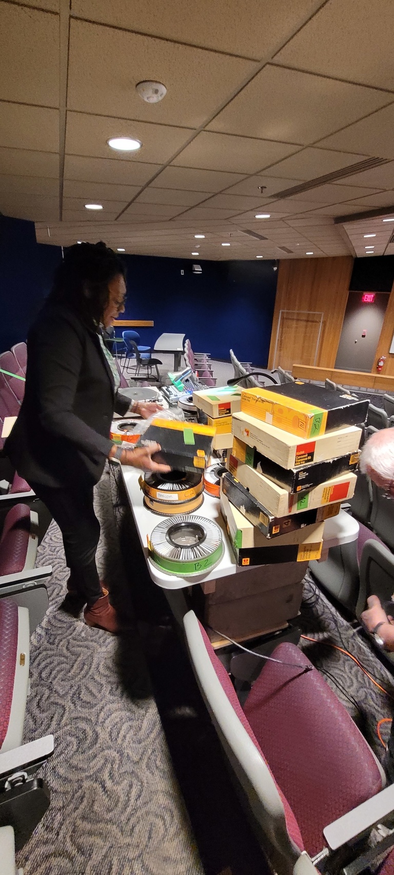 A women organizing the vinyl reocrds on the table