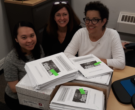 Mercedes Bern-Klug with two student researchers