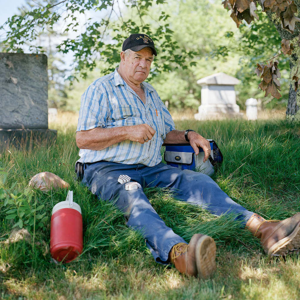 photo of Everard Hall eating lunch in a cemetery (photo credit: Dessert, 2015, Thalassa Raasch)